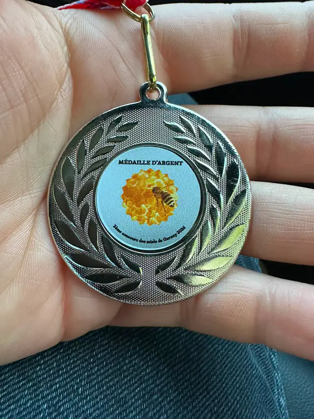 Médaille d’argent obtenue par un miel des Abeilles de Victoire