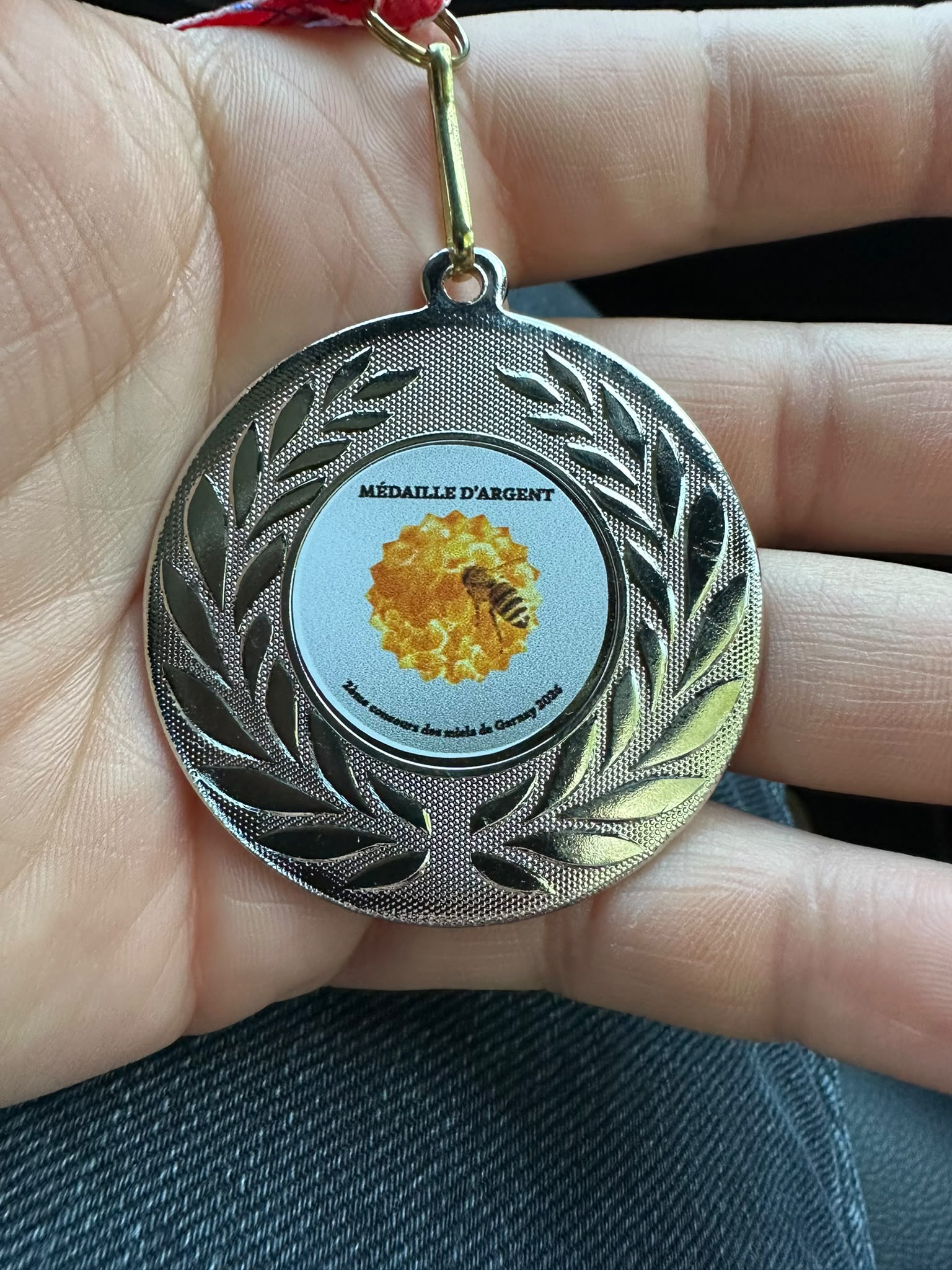 Médaille d’argent remise à un miel des Abeilles de Victoire